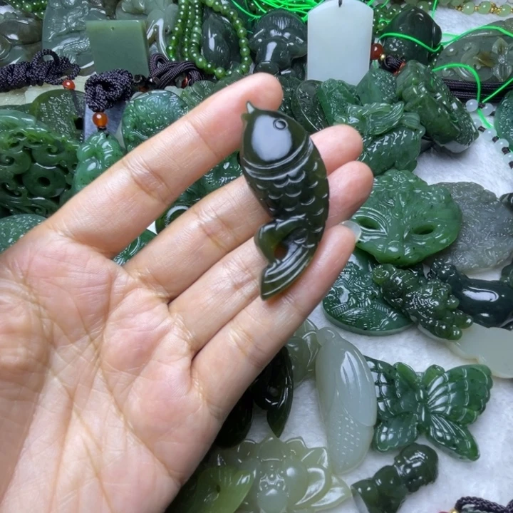 四***草和田玉未镶嵌颈饰