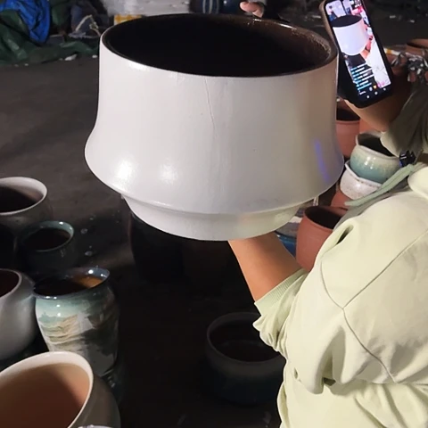 口28高22瑕疵口裂。