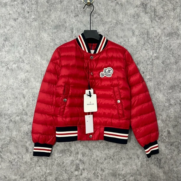 未使用 MONCLER 蒙口红色羽绒服12A