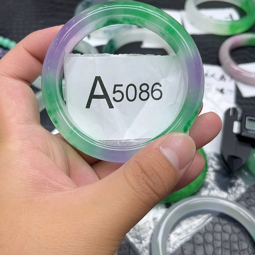 翡翠手镯未镶嵌默认瑕疵