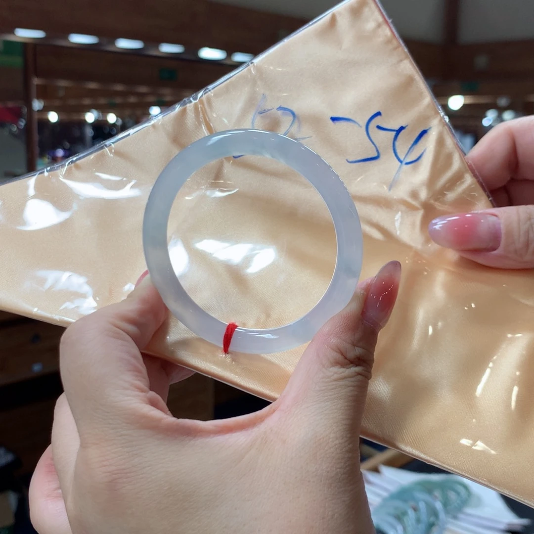 翡翠手镯未镶嵌翡翠