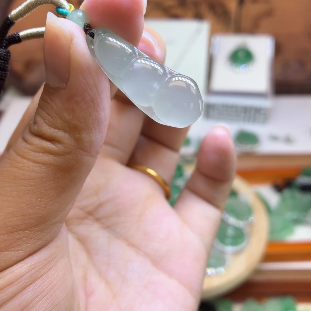 石英质玉（非洲翠）未镶嵌颈饰
