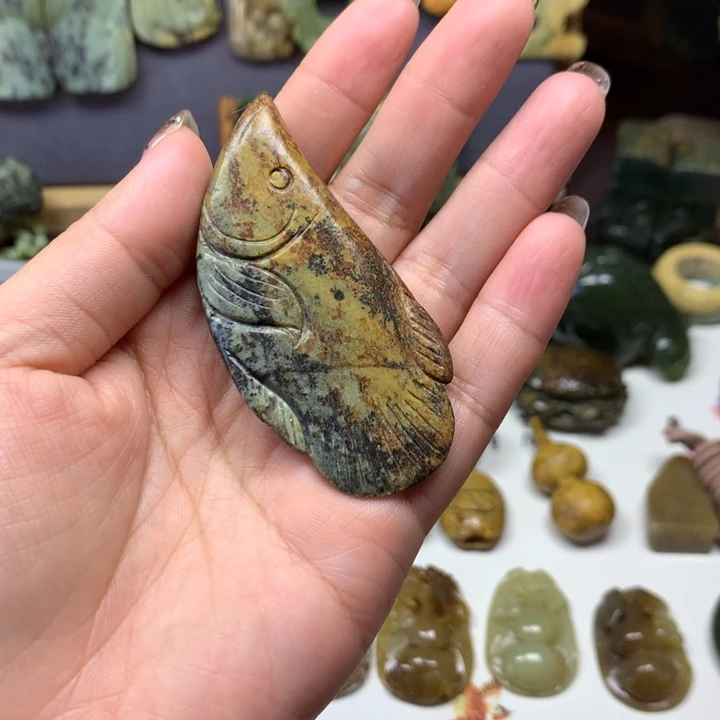 透闪石质玉未镶嵌颈饰