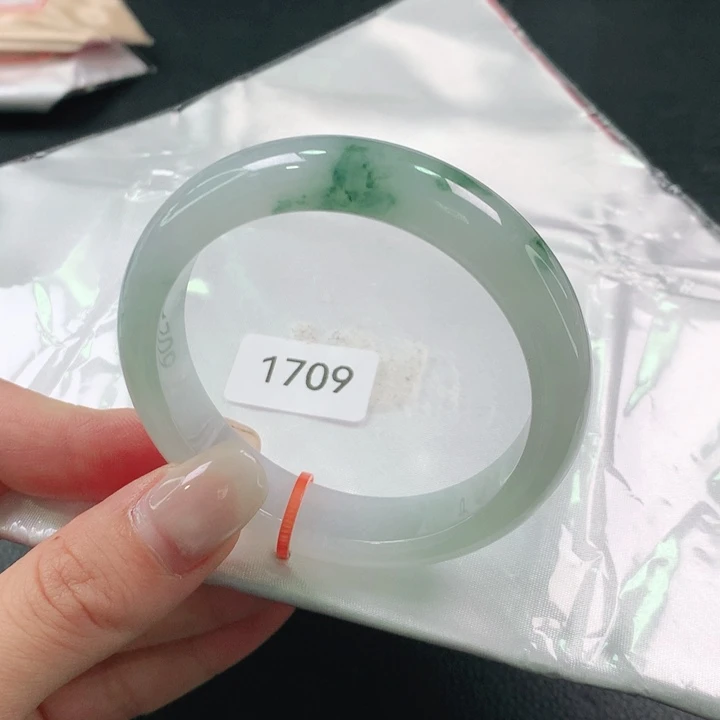 翡翠手镯未镶嵌天然翡翠手镯01。