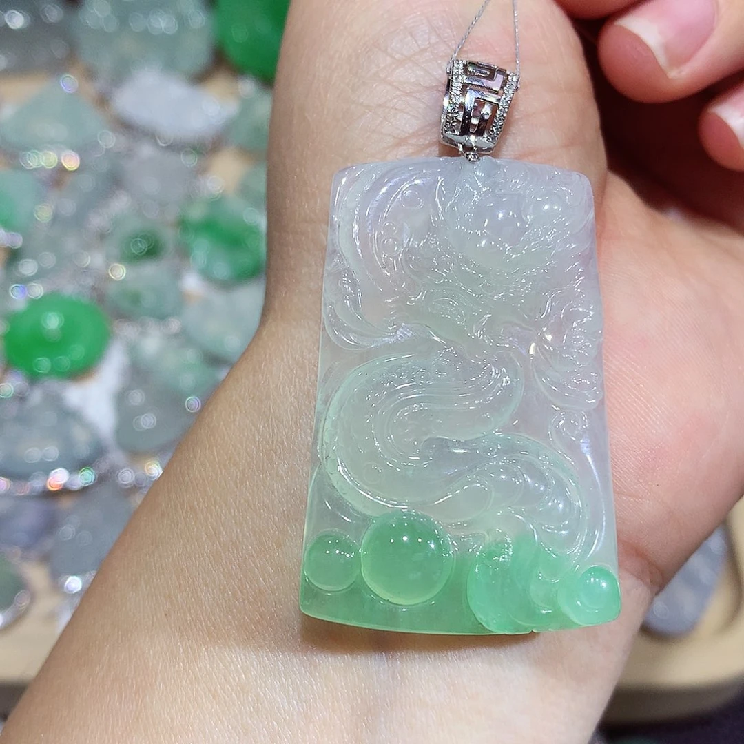 翡翠18K金镶嵌颈饰龙牌