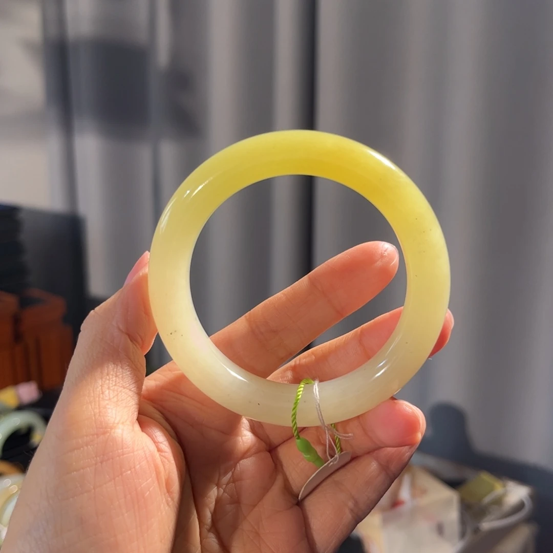 和田玉未镶嵌手镯  「鸡油黄半山水」