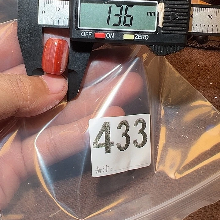 未镶嵌好的南红玛瑙