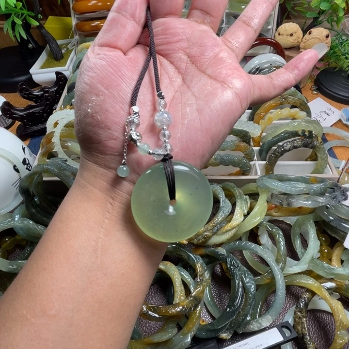 未镶嵌蛇纹石玉颈饰