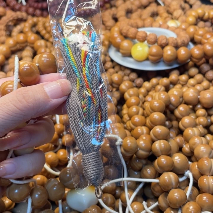 ‘****猴头雕刻流苏配饰