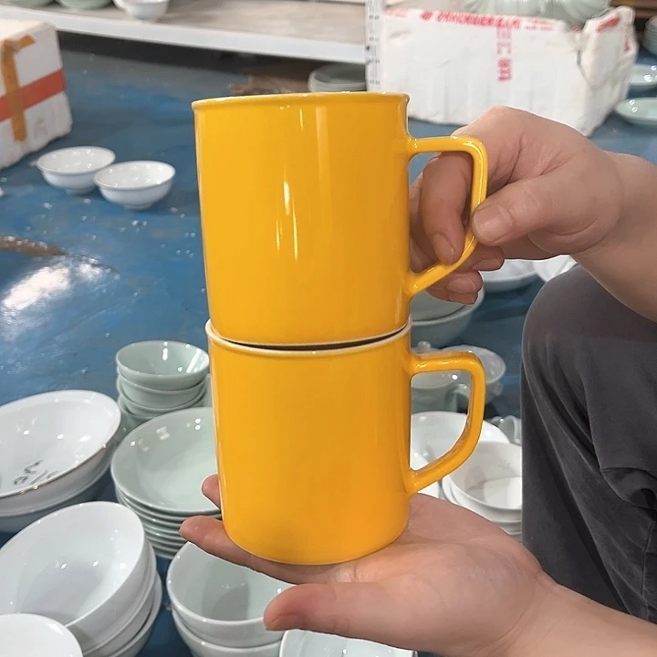 瓷片黄色马克杯两个，微瑕包邮