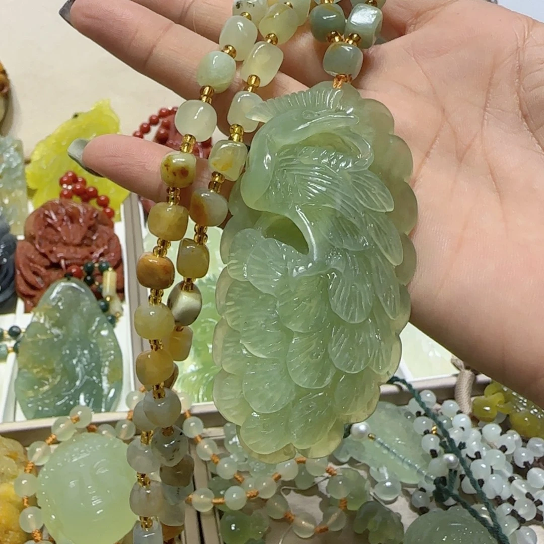 未镶嵌蛇纹石玉吊坠