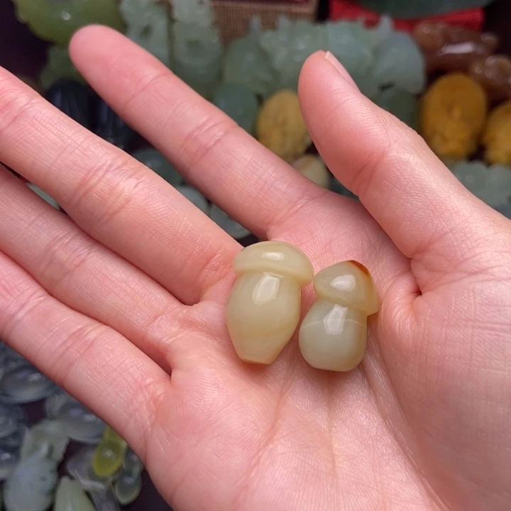 今***酒蛇纹石玉未镶嵌颈饰