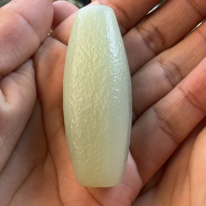 周***周和田玉未镶嵌颈饰