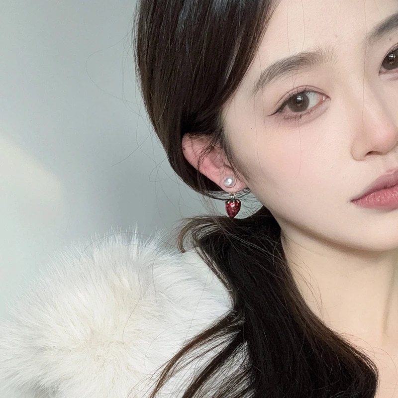 oushipei/欧诗佩 铜合金仿珍珠耳饰 春季甜美可爱滴釉草莓耳环女