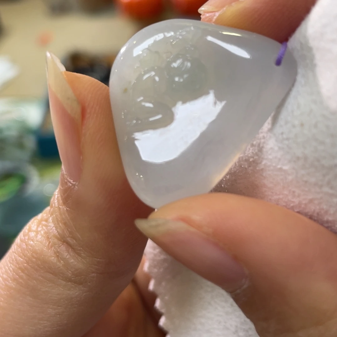 翡翠未镶嵌颈饰天使