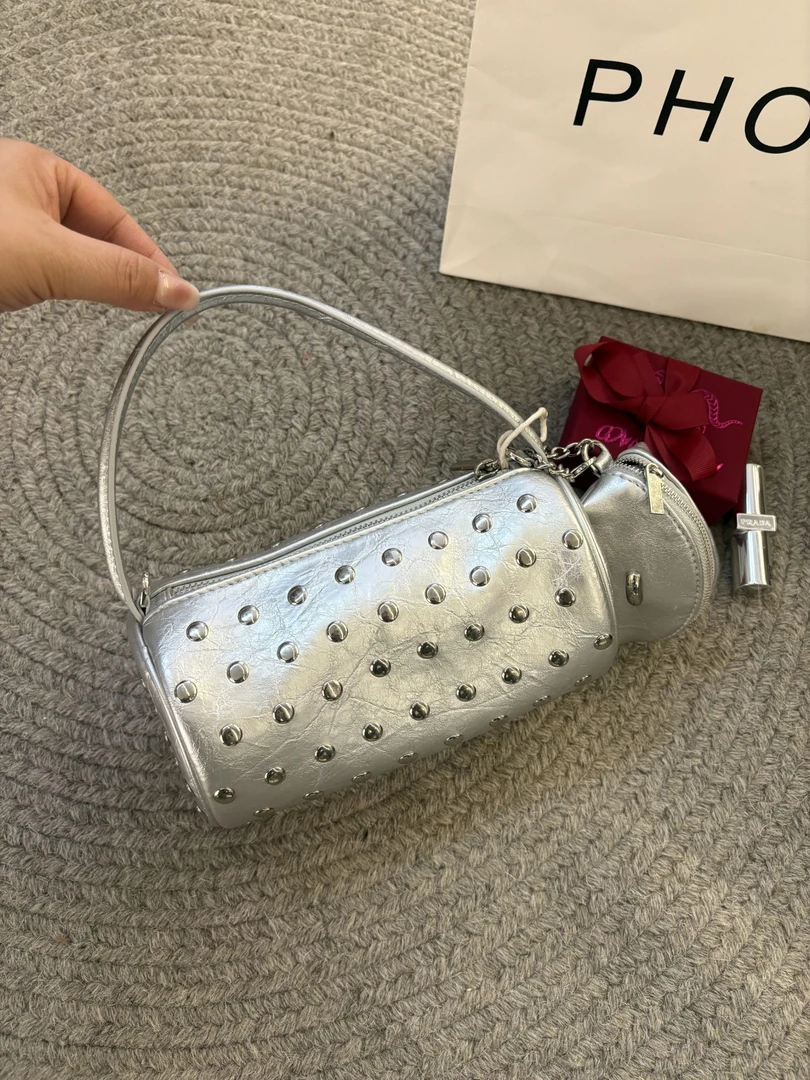 2025春夏新款重工铆钉手提斜挎枕头包 小众轻奢简约时尚百搭通勤