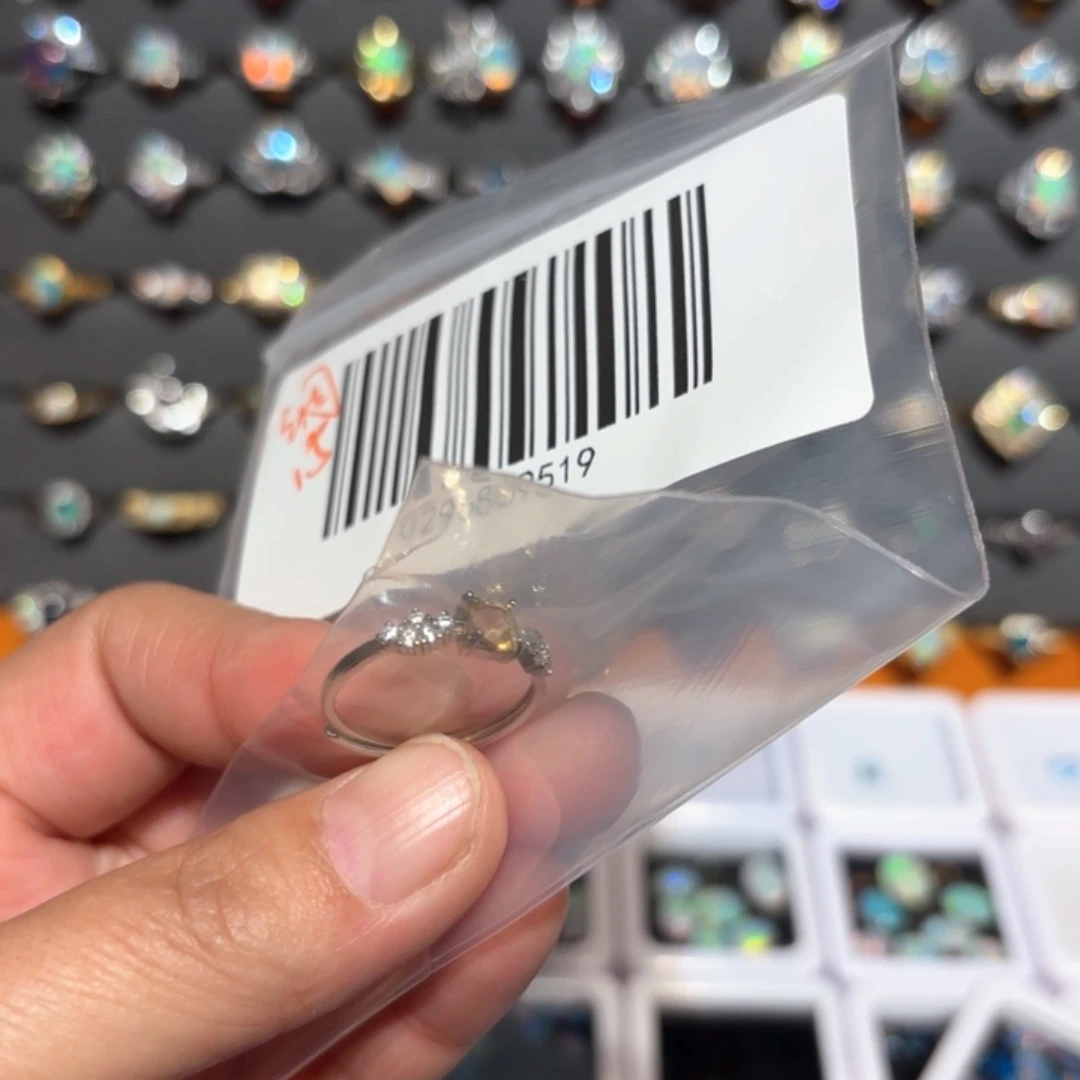 欧泊戒指银S925镶嵌E****?