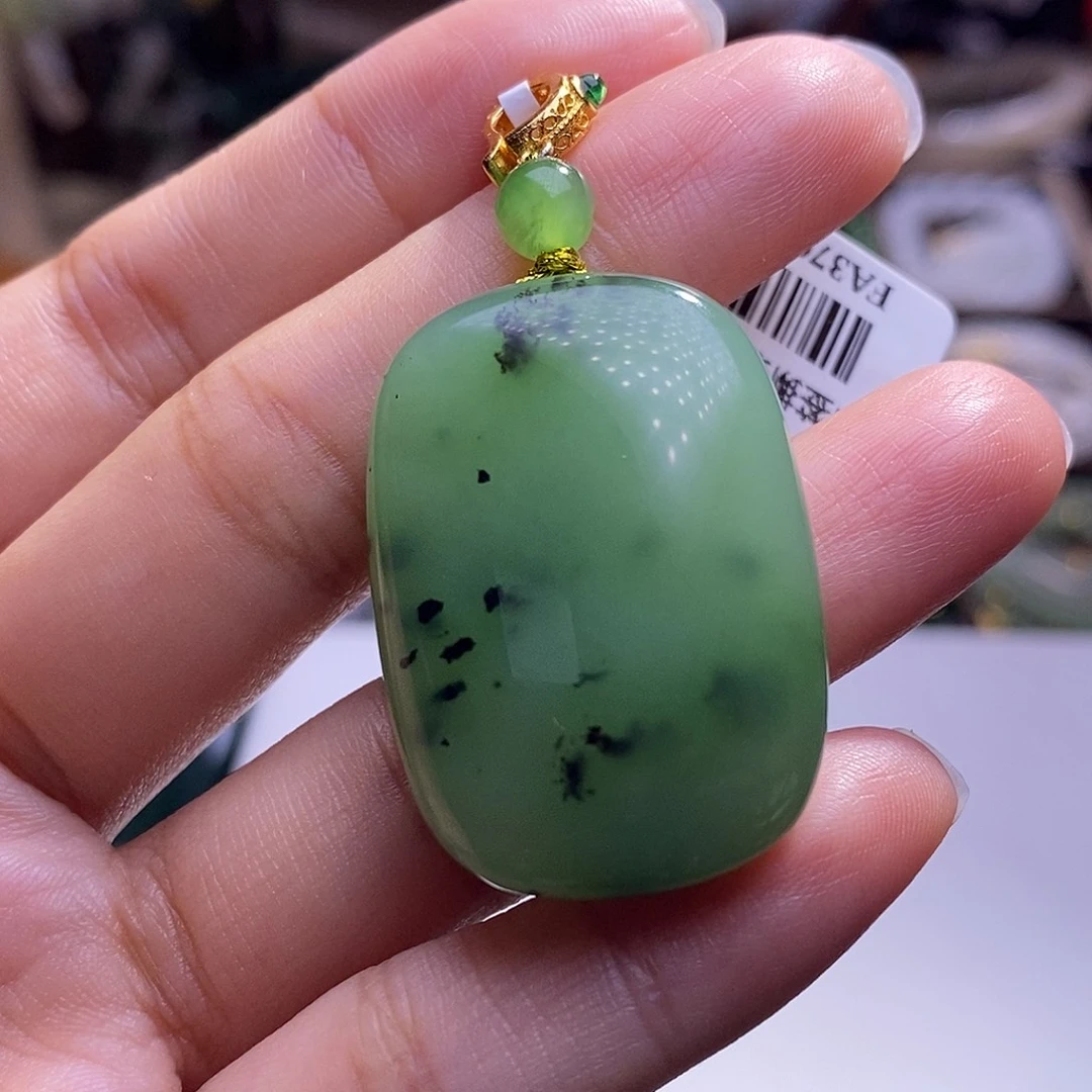 颈饰未镶嵌和田玉毕业级冰底乌兰海猕猴桃无事牌