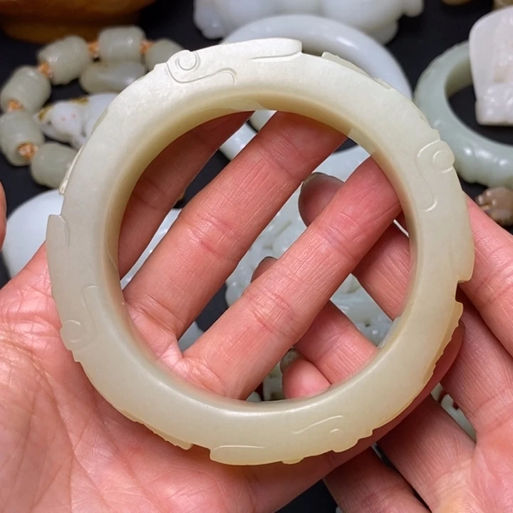 醉***。和田玉未镶嵌手镯