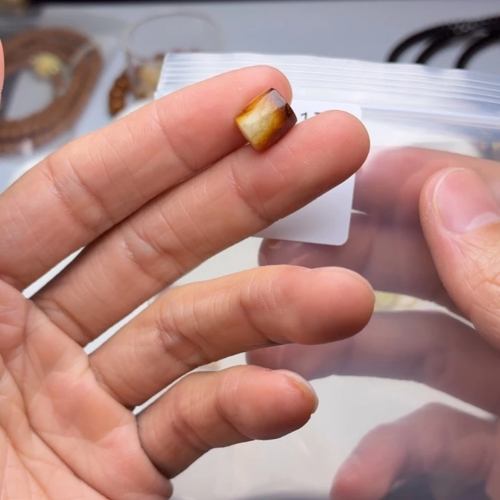 琥珀未镶嵌裸石琥珀