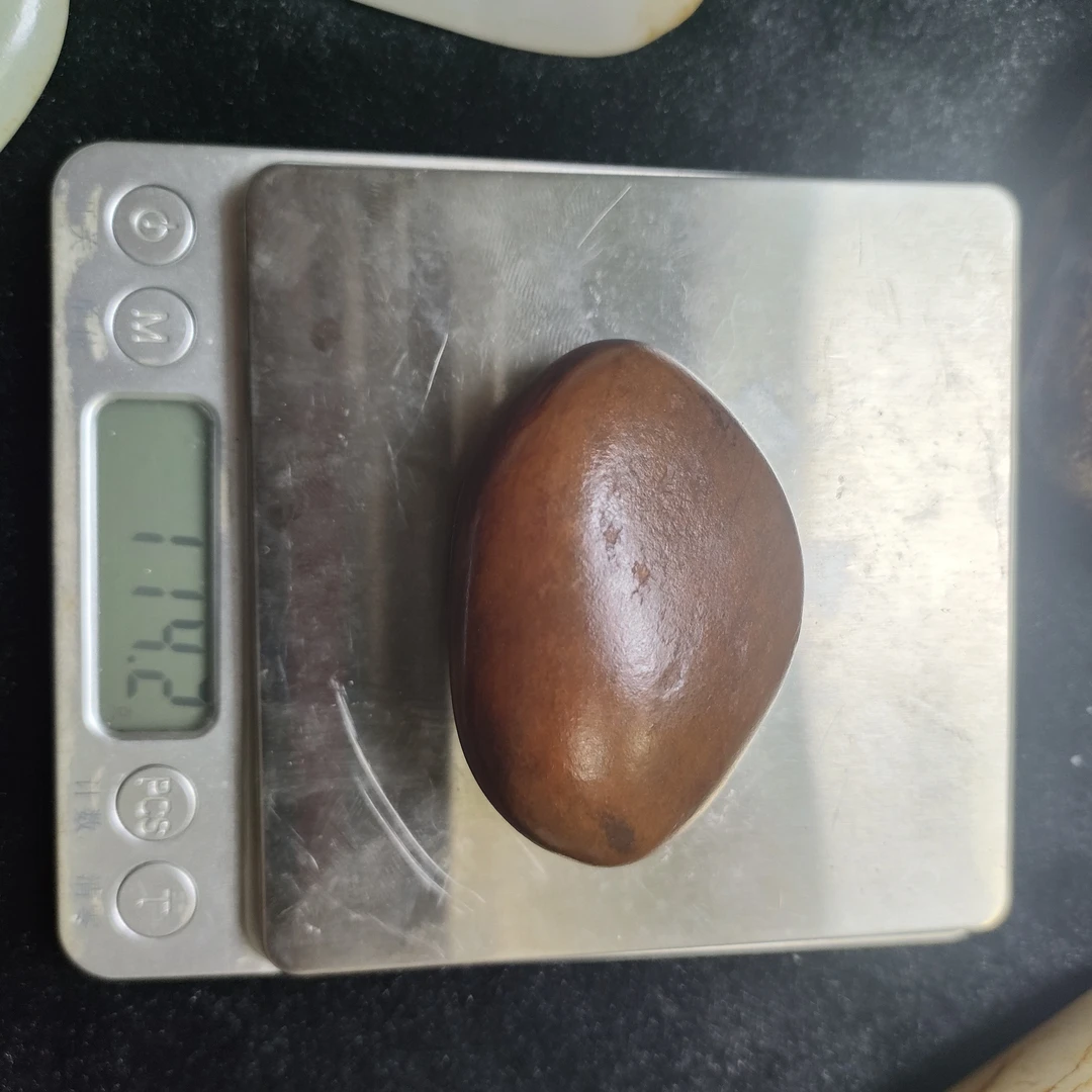 114.2克，新疆和田玉红皮白肉原石，肉质细腻，油脂光泽，没有绺裂。