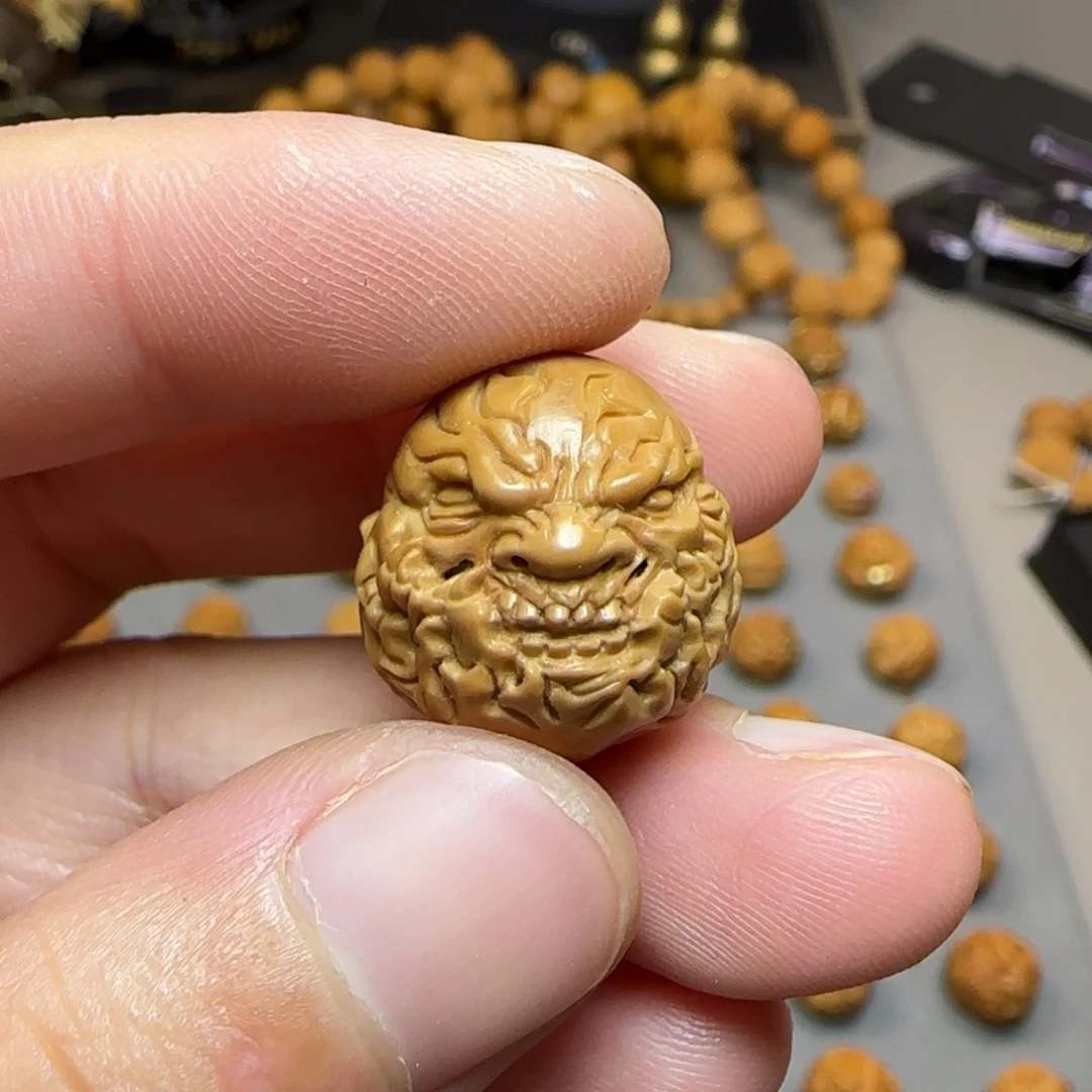 ：***：猴头核桃吊坠机雕简修山鬼