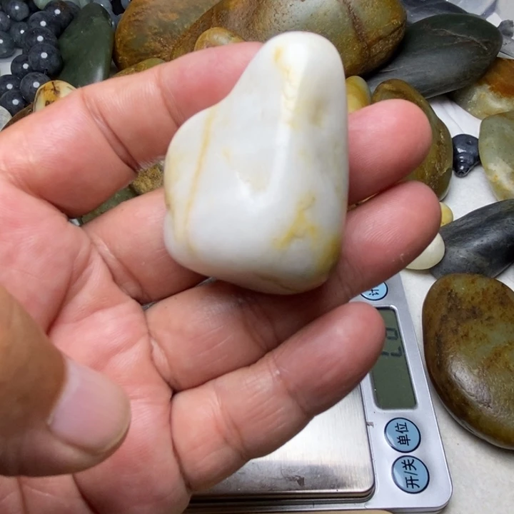 颈饰未镶嵌和田玉（糖玉）