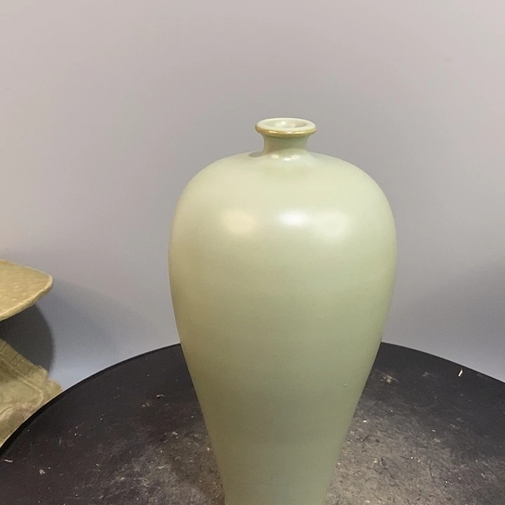 汝窑梅瓶造型精美