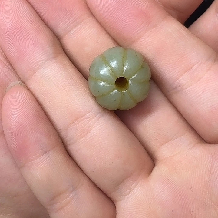 叶***枫未镶嵌和田玉挂件