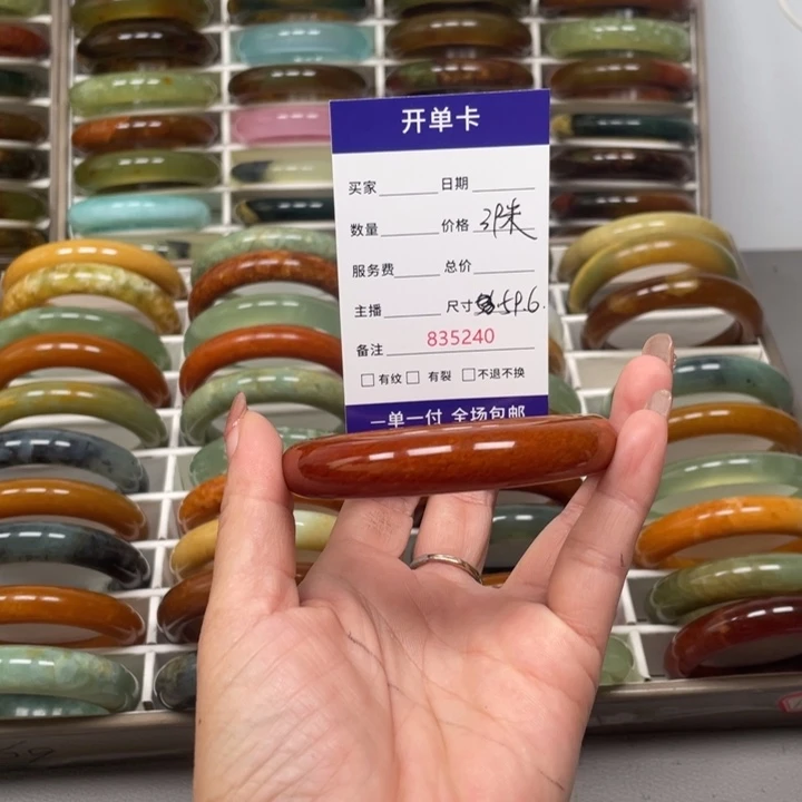 熊***歪未镶嵌蛇纹石玉手镯