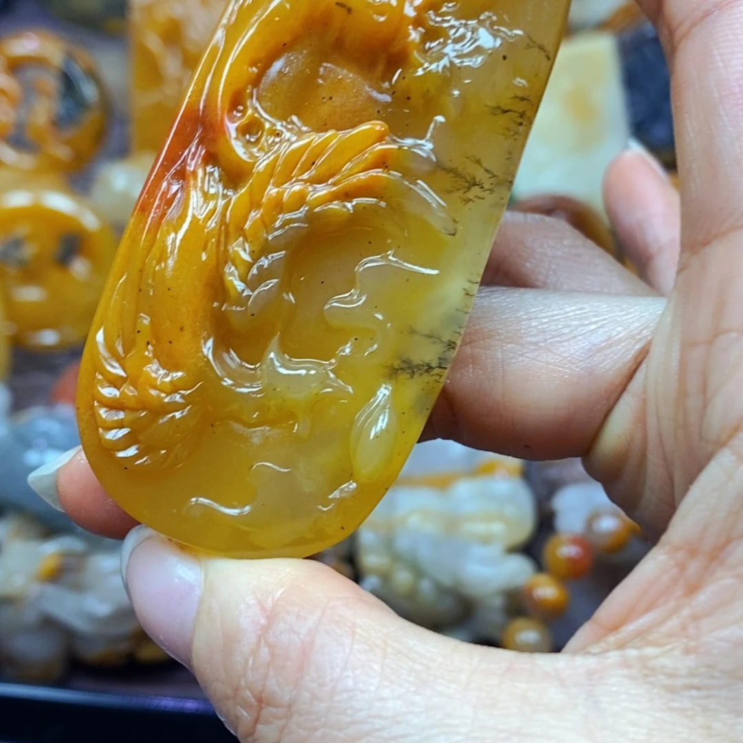 未镶嵌石英质玉（黄龙玉）颈饰