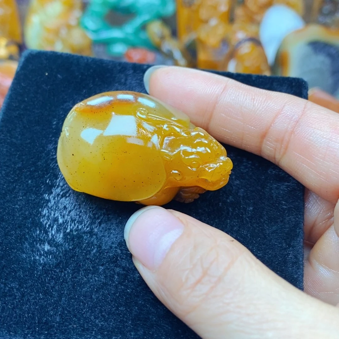 未镶嵌石英质玉（黄龙玉）颈饰