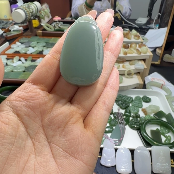 和田玉（碧玉）未镶嵌颈饰鸭蛋青无事牌