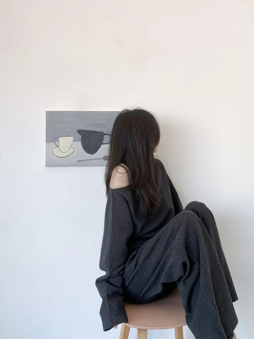 2025早春新款一整套ootd穿搭灰色一字领露肩上衣阔腿裤两件套装春