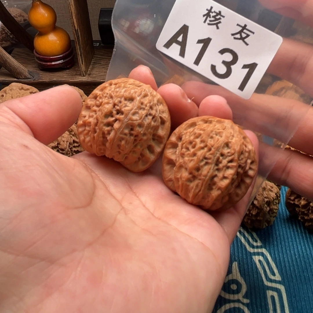 文玩核桃吊坠血麒麟