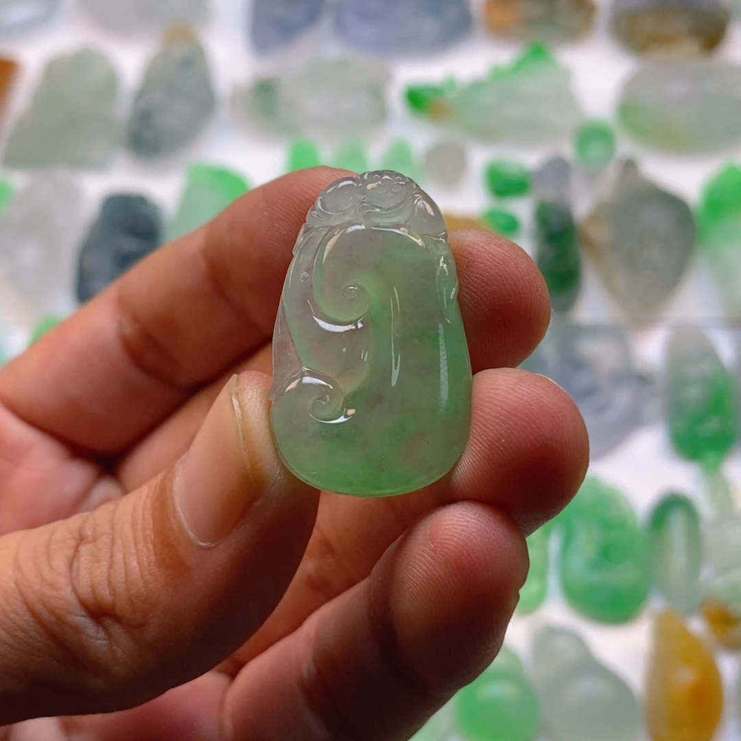 翡翠未镶嵌颈饰青****身如意