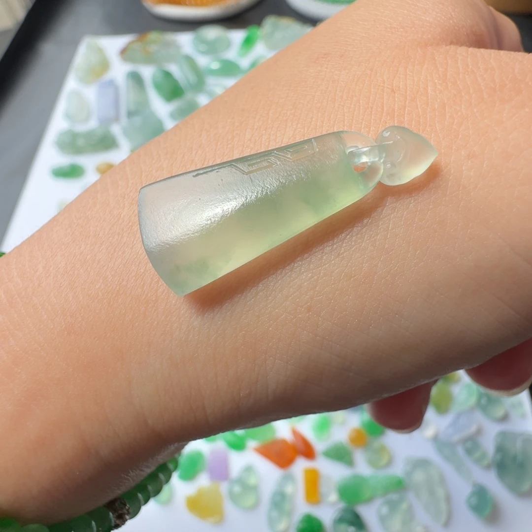 定制翡翠未镶嵌冰种飘绿花无事牌