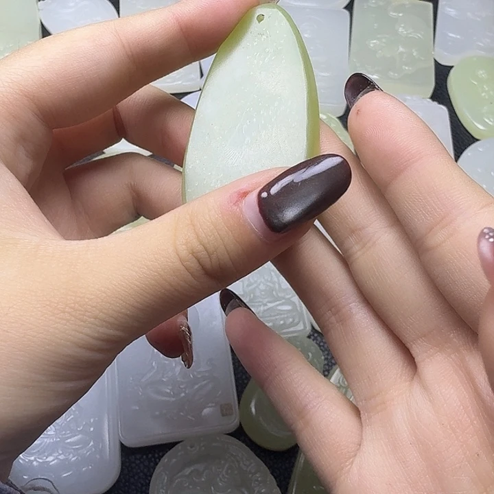 石英质玉（天山翠）合金颈饰