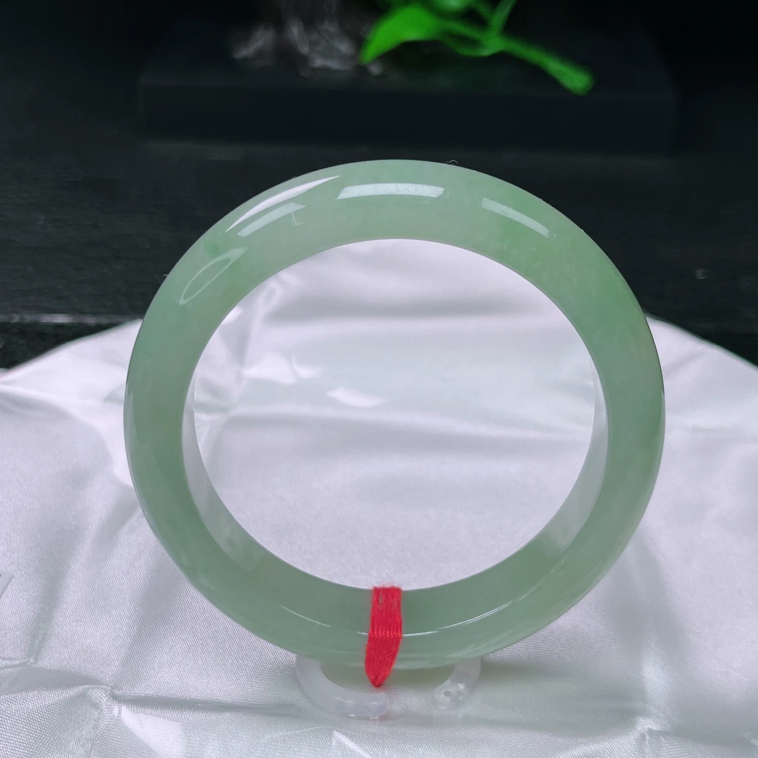 天然缅甸A货翡翠手镯55-56圈冰果绿起胶，尺寸55.3-12.6-8.5完整