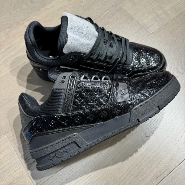 未使用 LouisVuitton/路易威登 25新款 黑色漆皮压纹满印Trainer