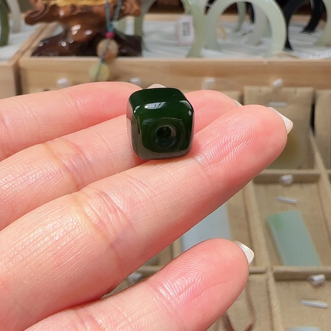豪***燃和田玉（碧玉）未镶嵌珠宝半成品