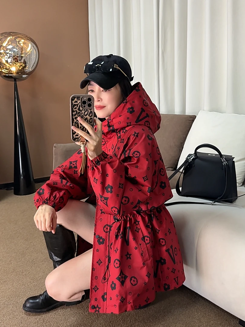 2025年秋季新款（风衣）红V字母春秋洋气时尚休闲连帽宽松