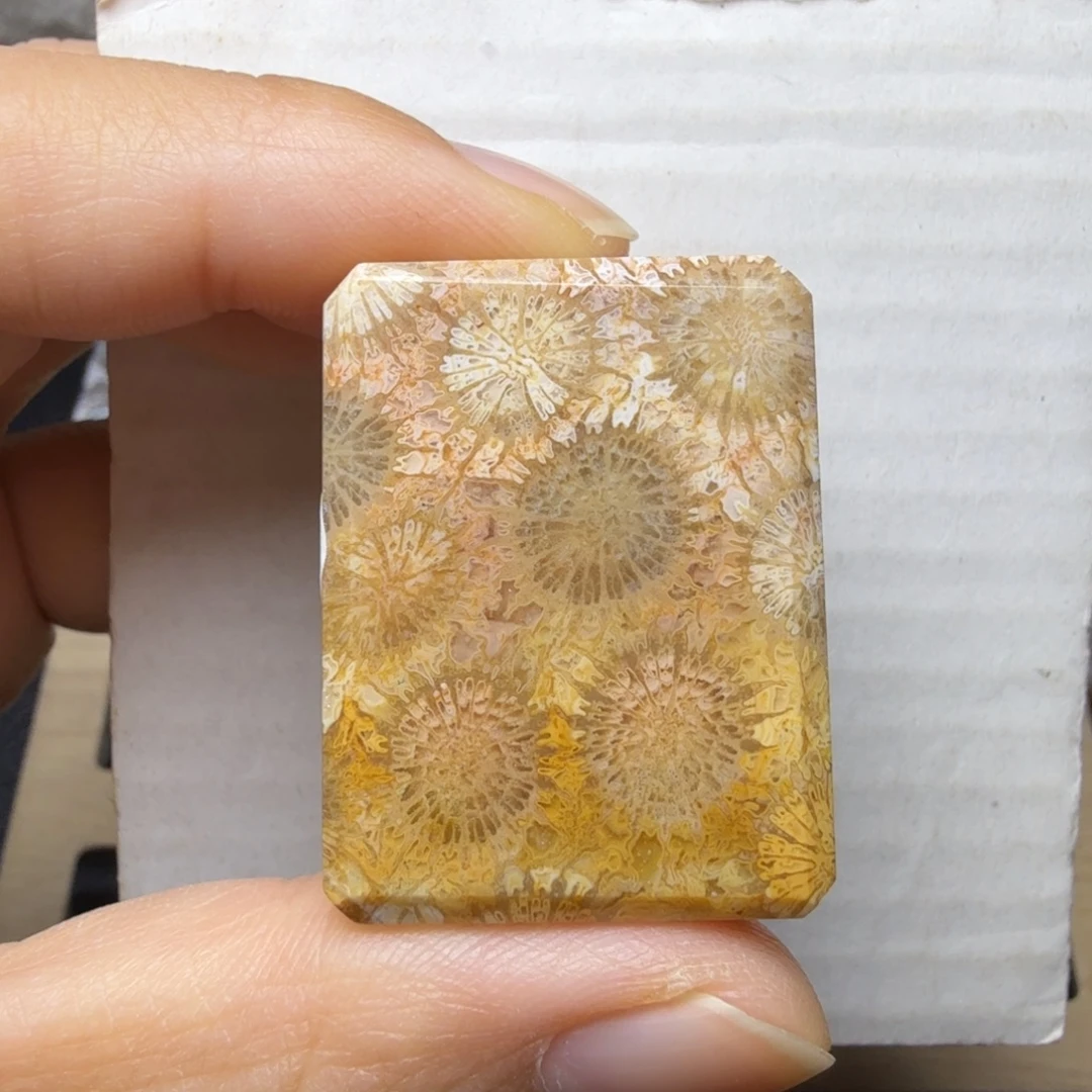 硅化玉未镶嵌黄粉刺绣花，平安无事牌