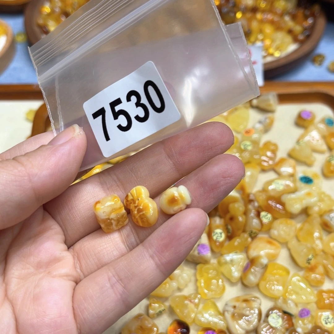 未镶嵌琥珀珠宝奇石