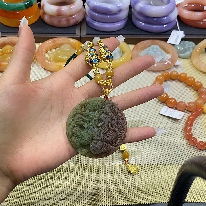 石英质玉未镶嵌颈饰