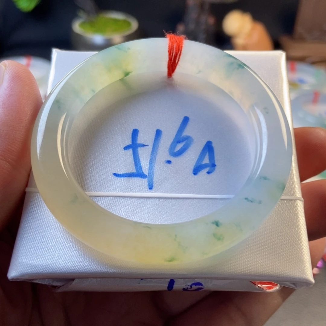 翡翠未镶嵌手镯2、冰黄飘花