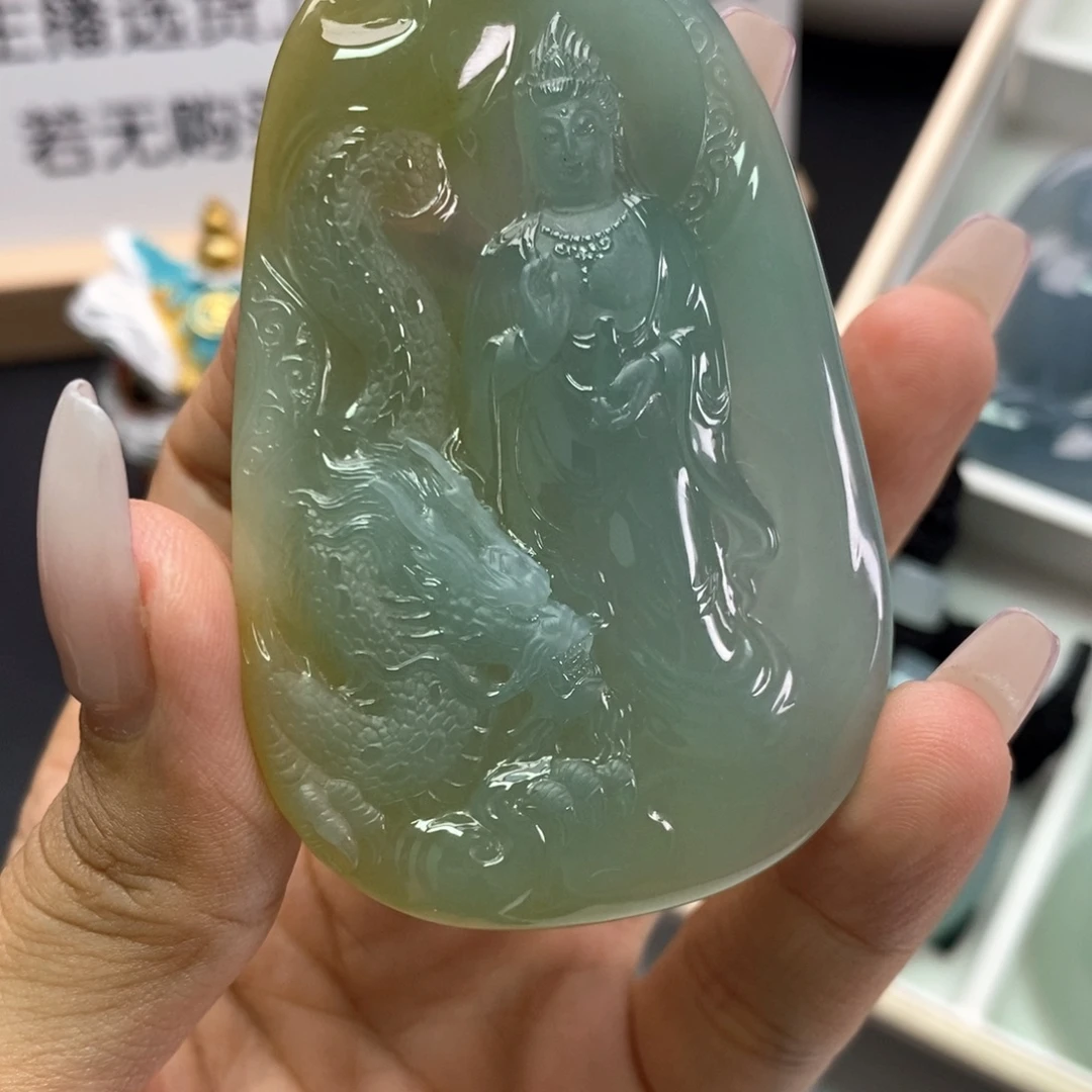 L***o翡翠未镶嵌颈饰翡翠