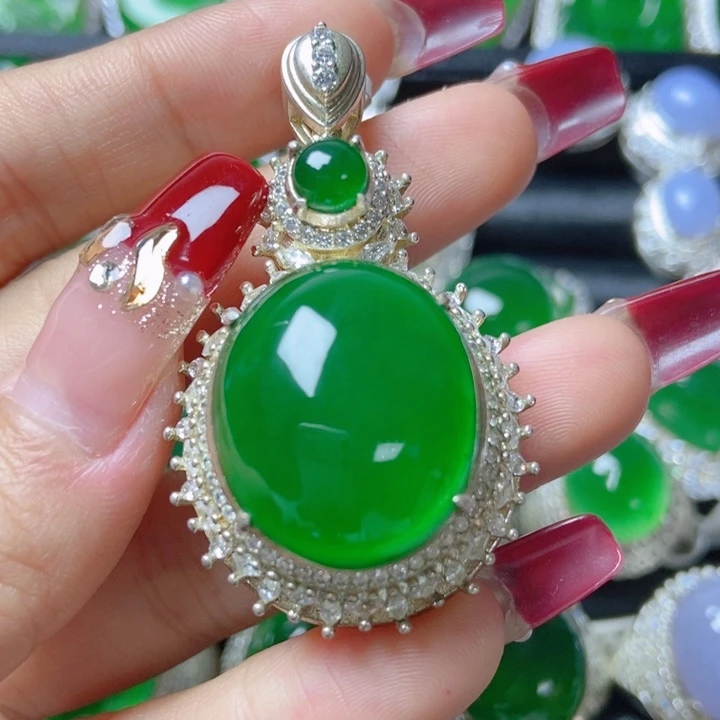 翡翠颈饰未镶嵌18。