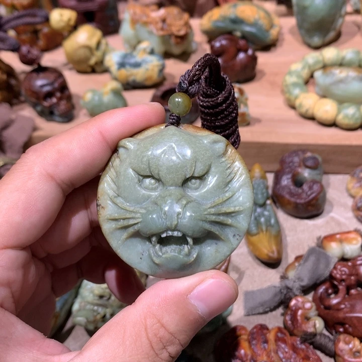 未镶嵌岫岩河磨玉（透闪石质玉）挂件