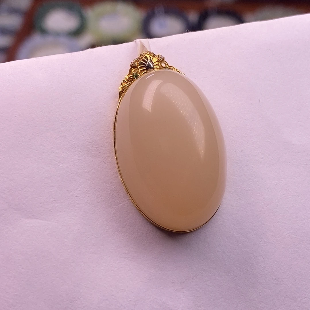 颈饰未镶嵌和田玉毕业级老坑料浓红粉金镶鸽子蛋